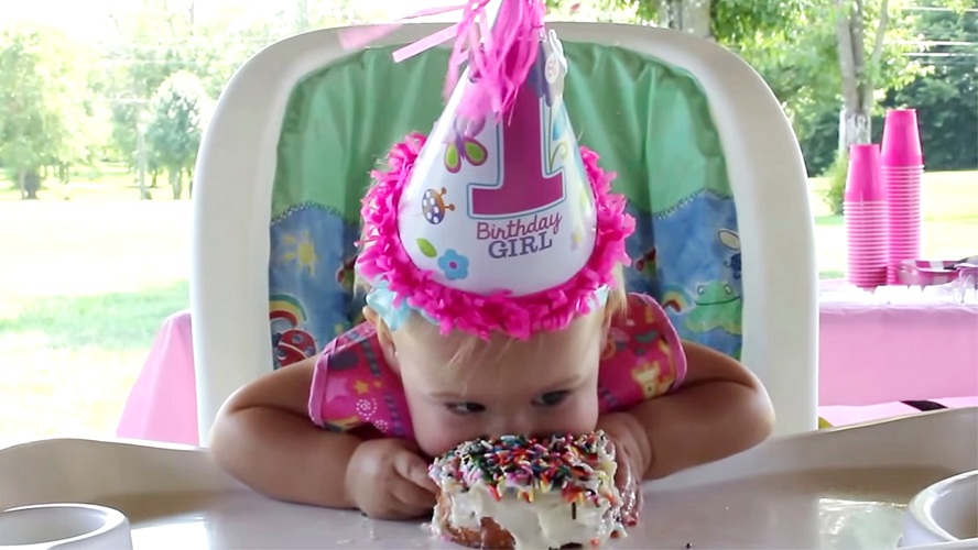 Anak Bayi Makan Kue Ulang Tahun